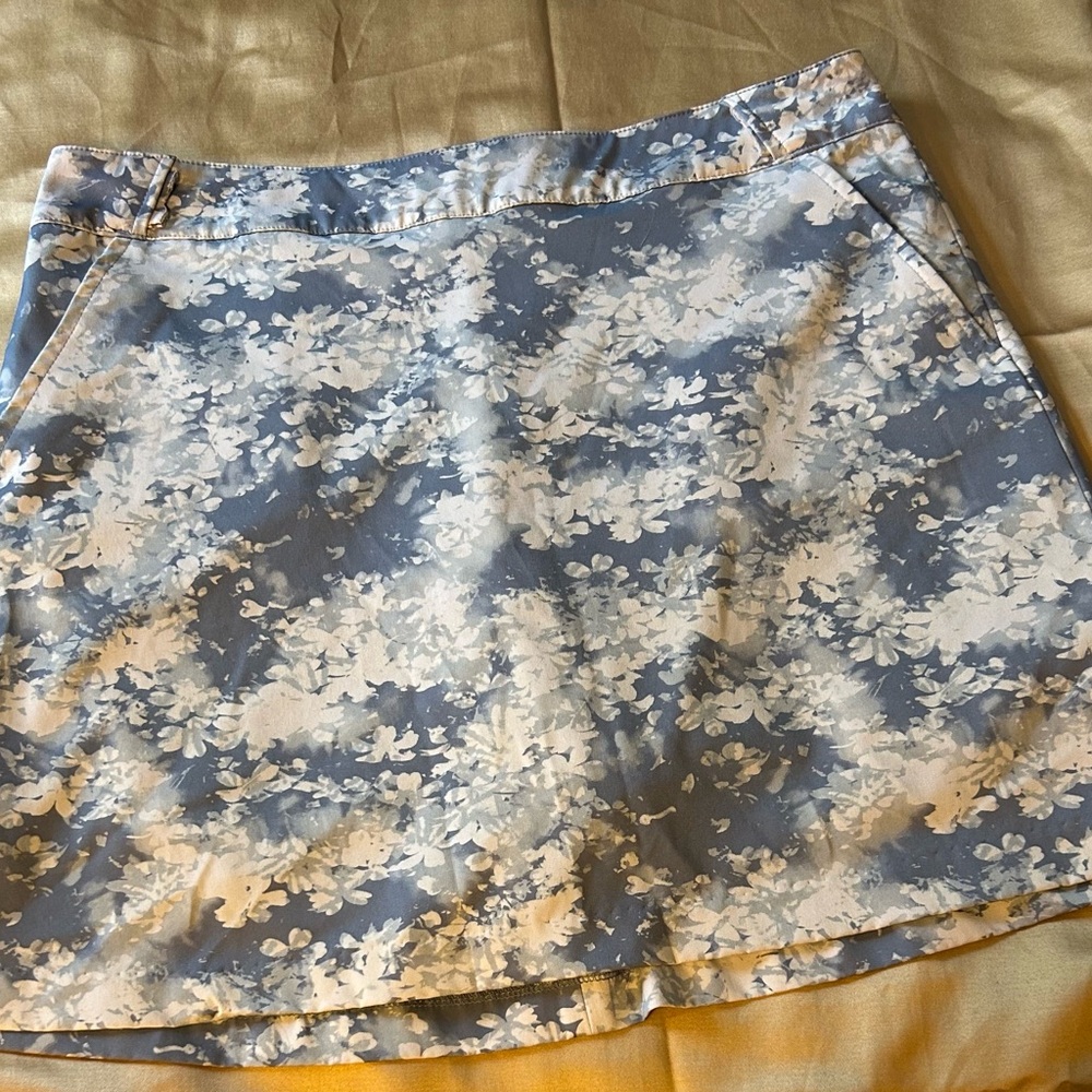 Lady Hagen Lifestyle light blue/white  golf athletic skort size 8